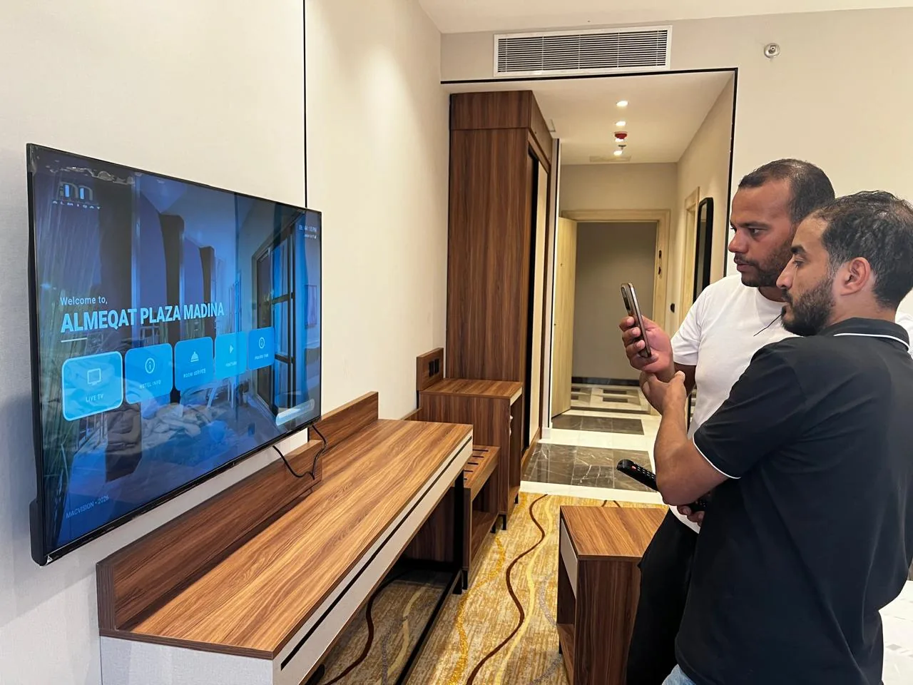 مرجع للضيافة المتصلة في نيوم يوضح إعداد شاشة الترحيب بنظام IPTV في غرفة النزيل