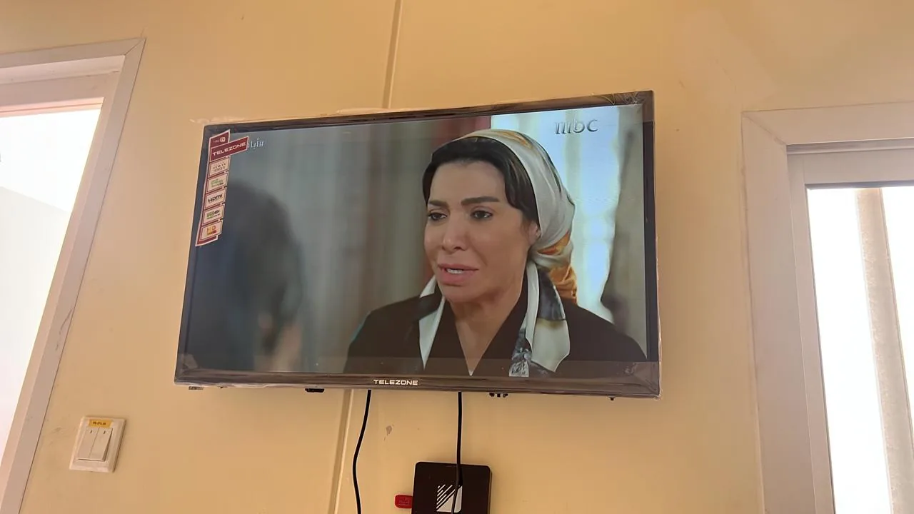 مرجع للضيافة المتصلة في نيوم يوضح تفعيل التلفزيون في غرفة سكن المعسكر